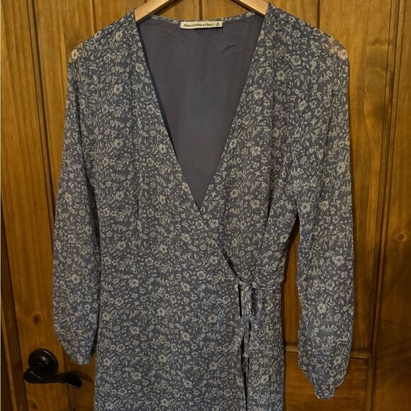 Abercrombie & Fitch Chiffon Floral Wrap Dress in Blue/White - Picture 5 of 7